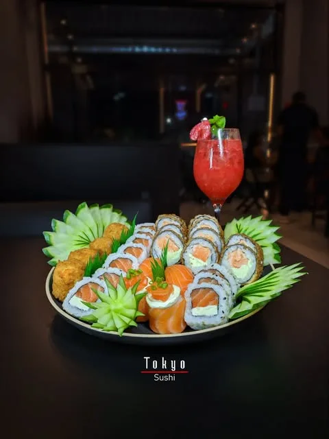 Combinado de uramaki com drink de morango no salão