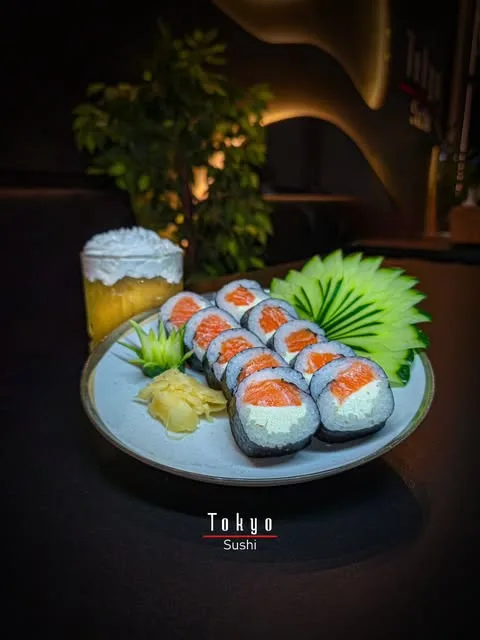 Uramaki com bebida no salão